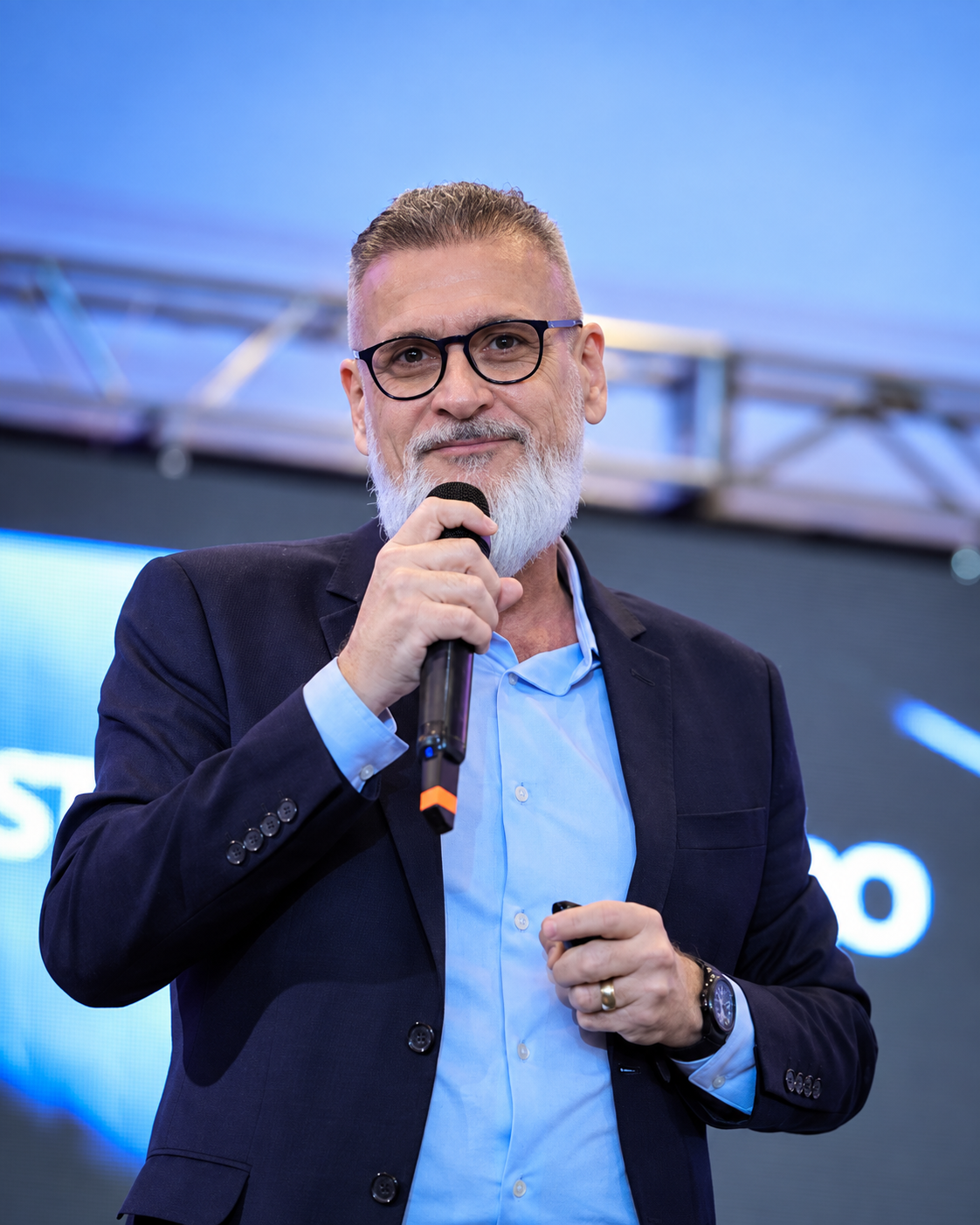 Alexandre Pscheidt palestrando com microfone na mão